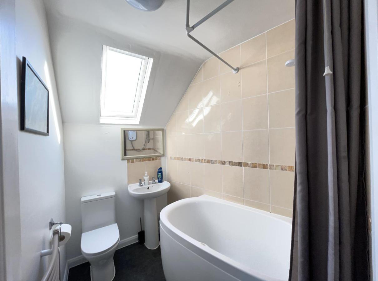 One-Bedroom Flat In Cheam Village 外观 照片