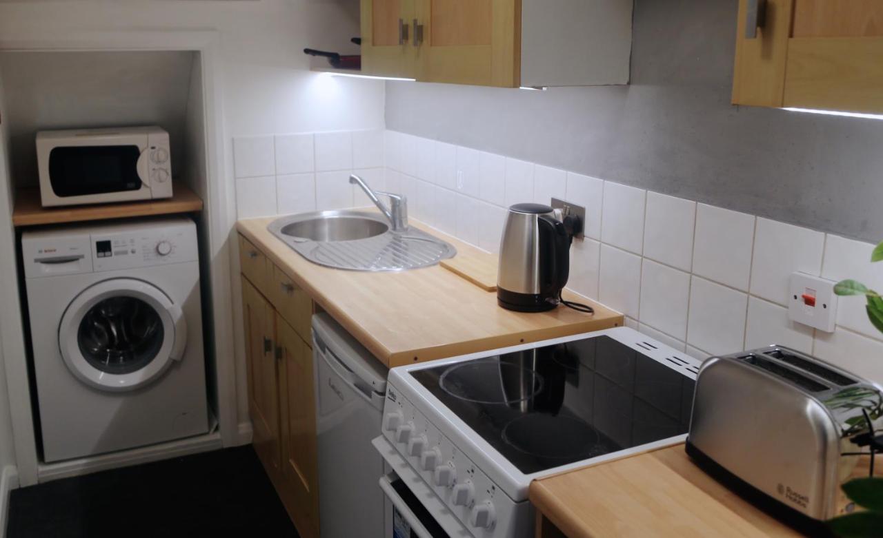 One-Bedroom Flat In Cheam Village 外观 照片