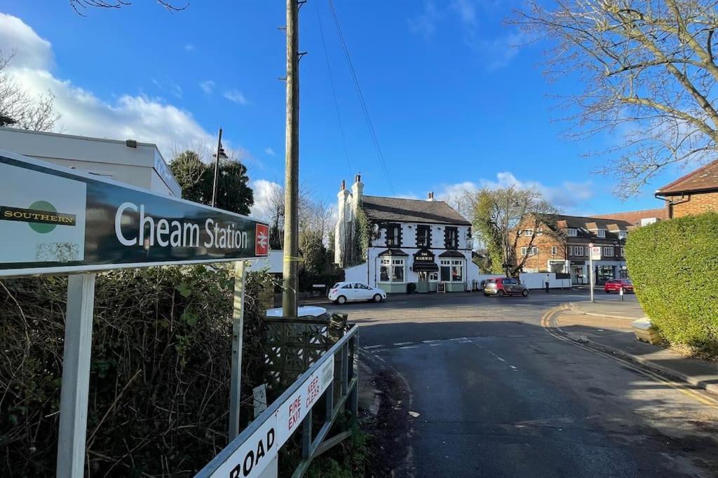 One-Bedroom Flat In Cheam Village 外观 照片
