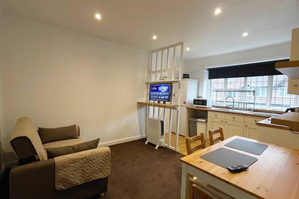 One-Bedroom Flat In Cheam Village 外观 照片