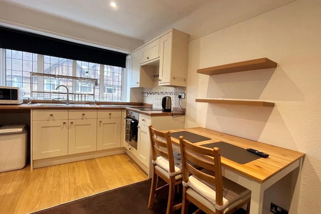 One-Bedroom Flat In Cheam Village 外观 照片