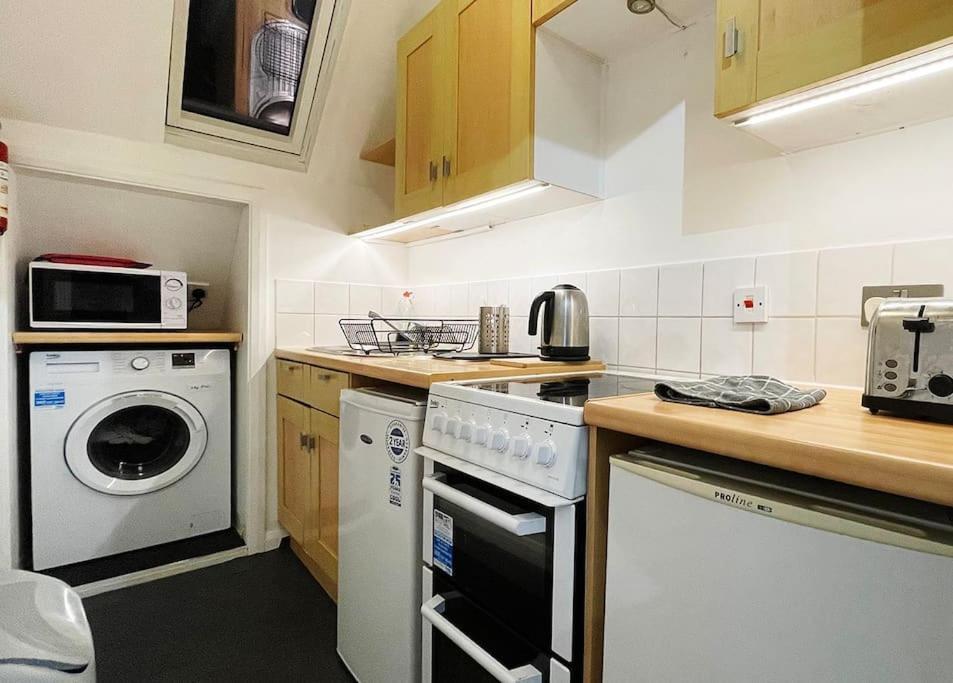 One-Bedroom Flat In Cheam Village 外观 照片