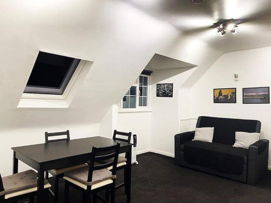 One-Bedroom Flat In Cheam Village 外观 照片