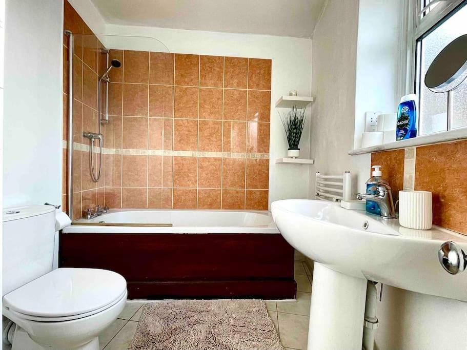 One-Bedroom Flat In Cheam Village 外观 照片