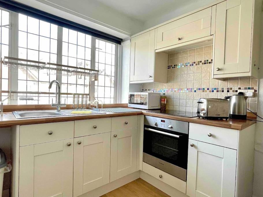 One-Bedroom Flat In Cheam Village 外观 照片